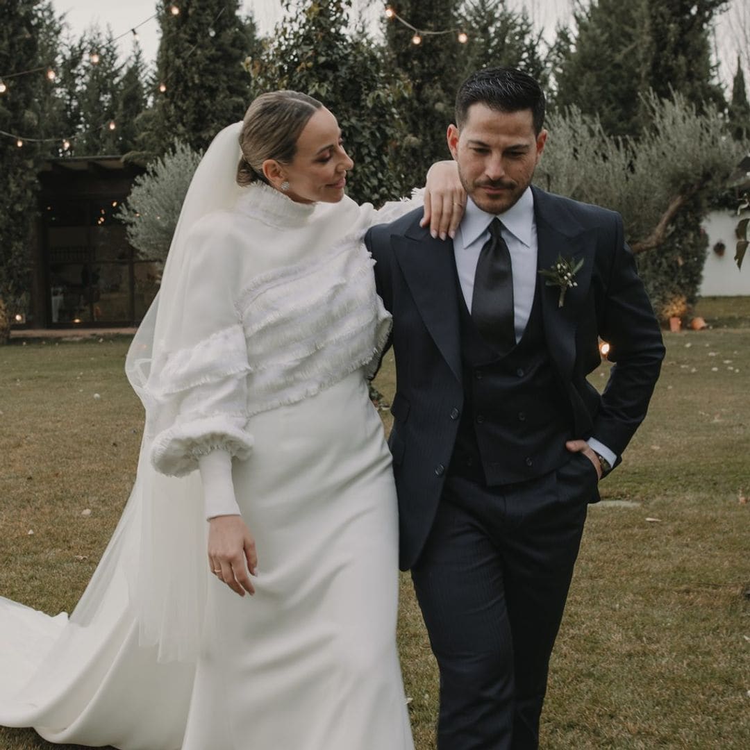 La boda en Granada de María: un vestido de novia sencillo y una 'bomber' de 'tweed'