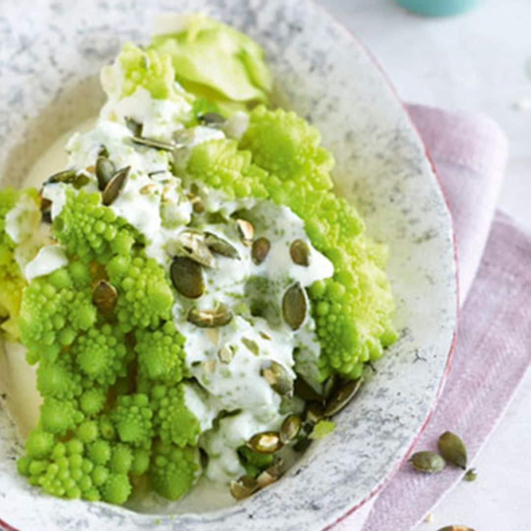 Romanesco con salsa de queso y pipas