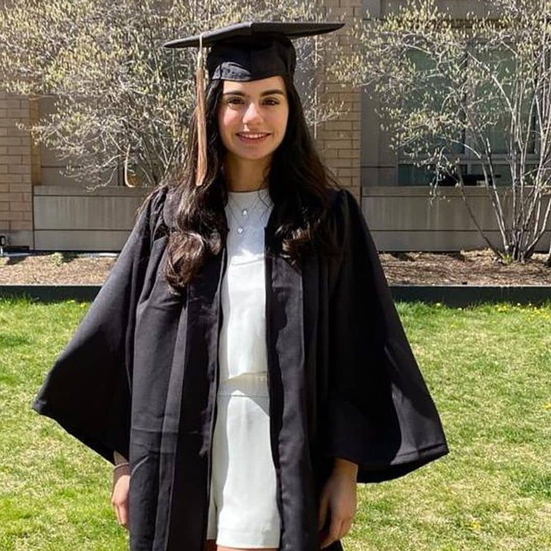 La solitaria graduación de Aitana Vargas Llosa en Estados Unidos