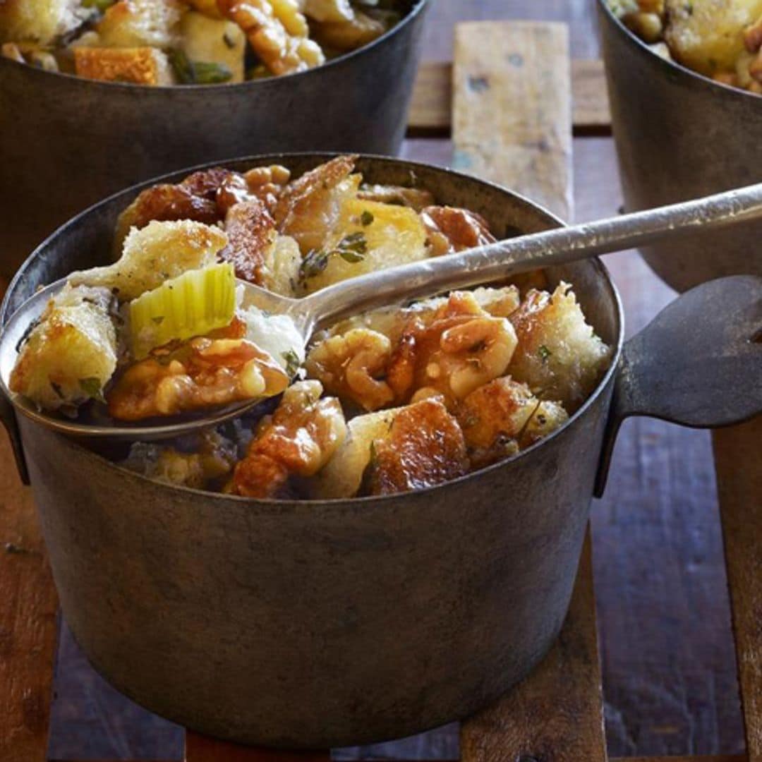 Relleno de manzana, nueces y hierbas