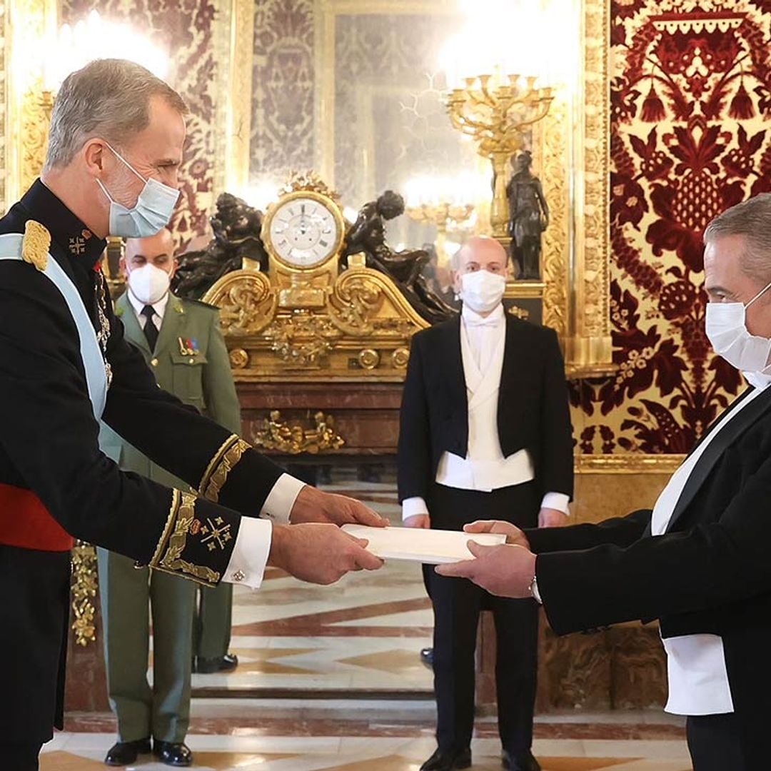 Don Felipe recibe en el Palacio Real las cartas credenciales de seis nuevos embajadores