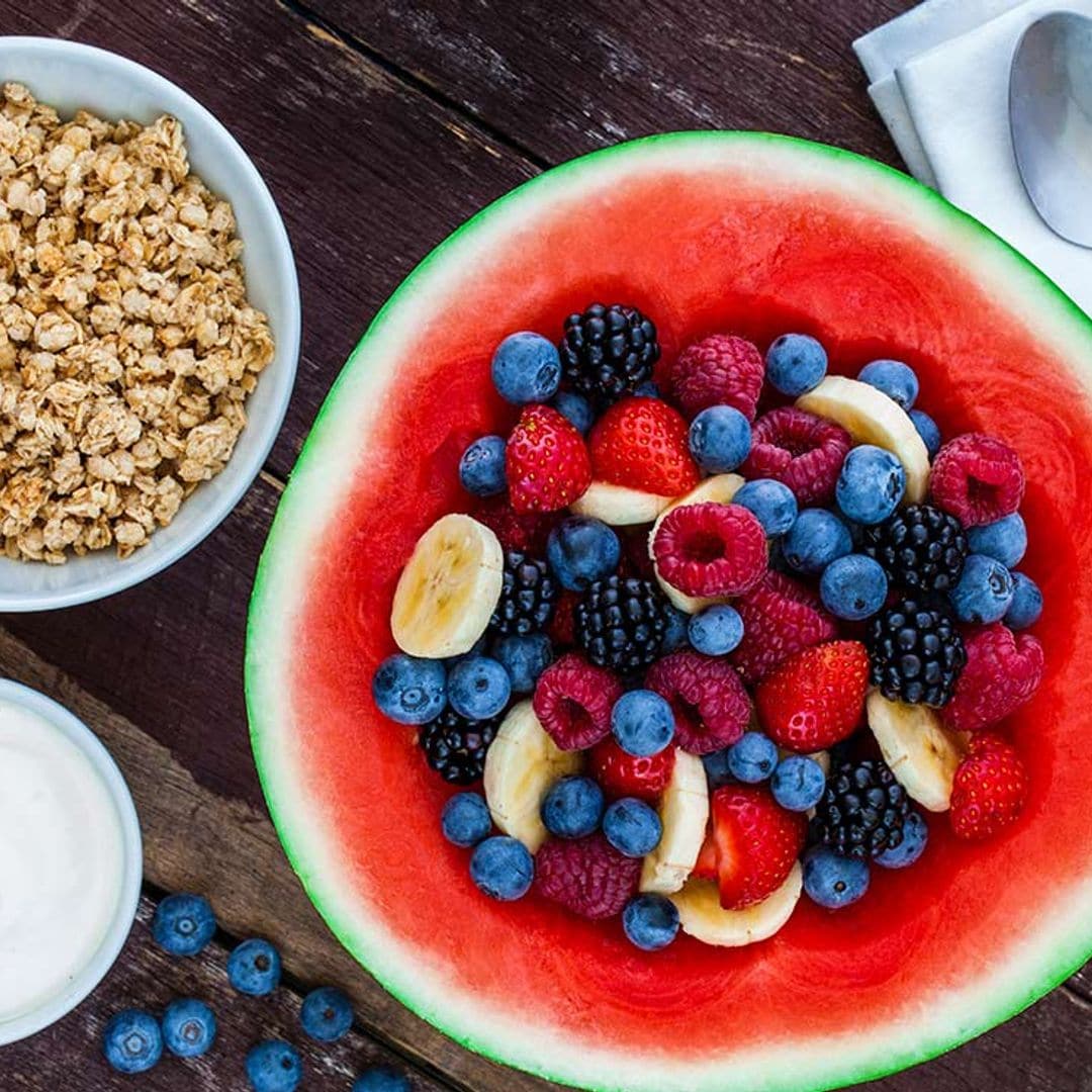 Sandía rellena de frutos rojos con yogur y granola