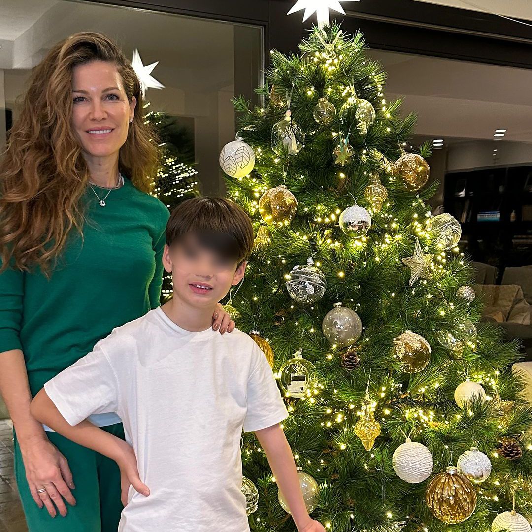 Jaydy Michel y su hijo Leonardo, de 8 años, se adelantan a la Navidad poniendo el árbol juntos