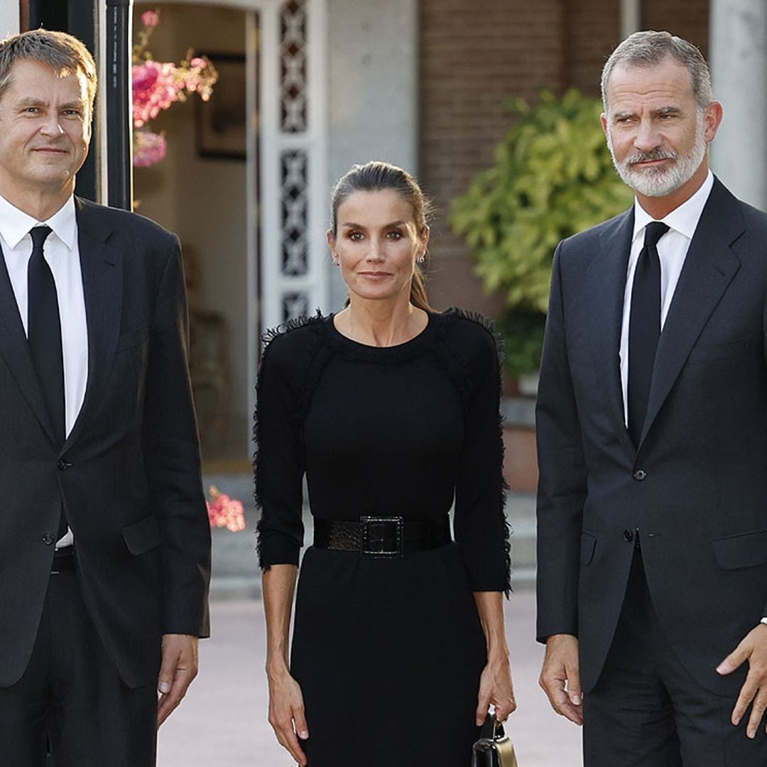 Los reyes Felipe y Letizia acuden a la residencia del embajador británico a presentar sus condolencias por la muerte de Isabel II