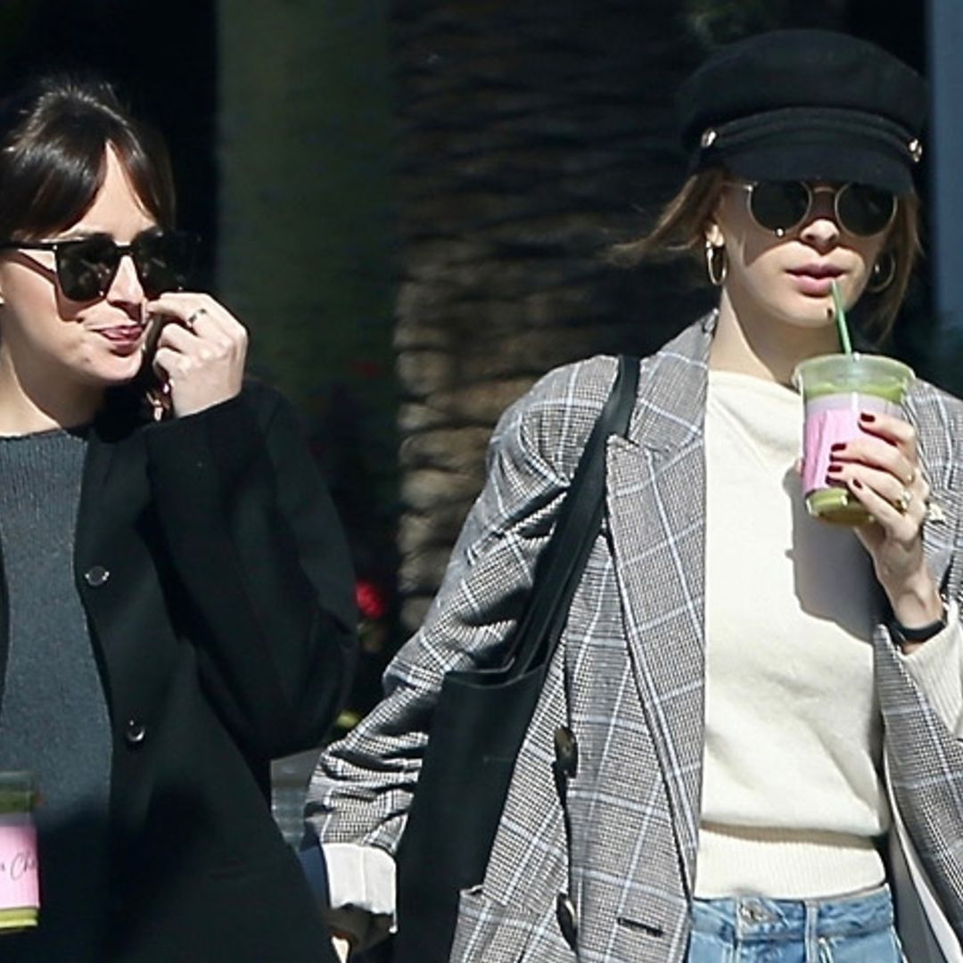 Dakota Johnson y Stella del Carmen, dos hermanas unidas por la moda