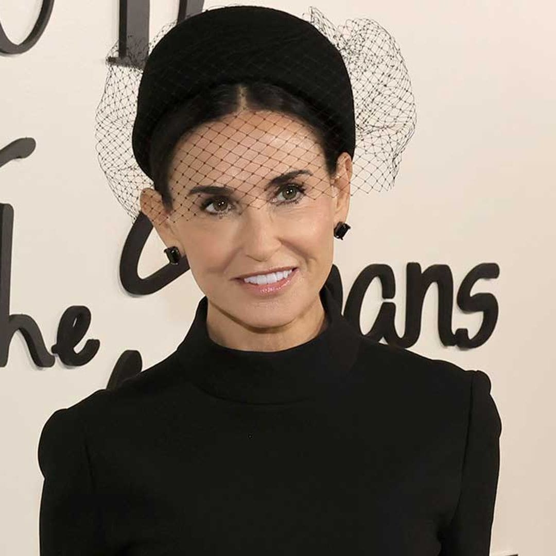 Demi Moore rejuvenece el tocado preferido de las 'royals' con su último peinado de invitada