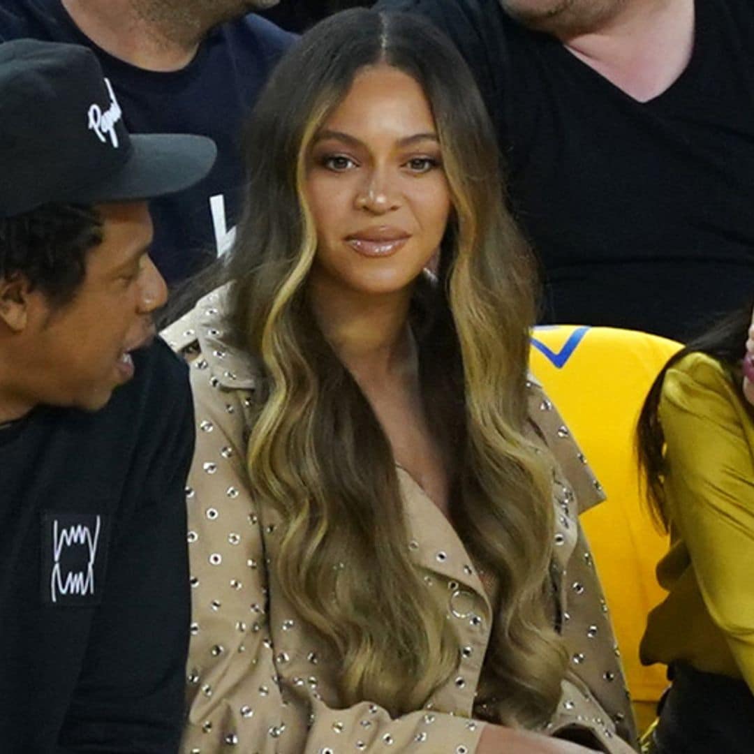 Internet murmura sobre la reacción de Beyoncé cuando una mujer se inclina sobre ella para hablar con Jay-Z