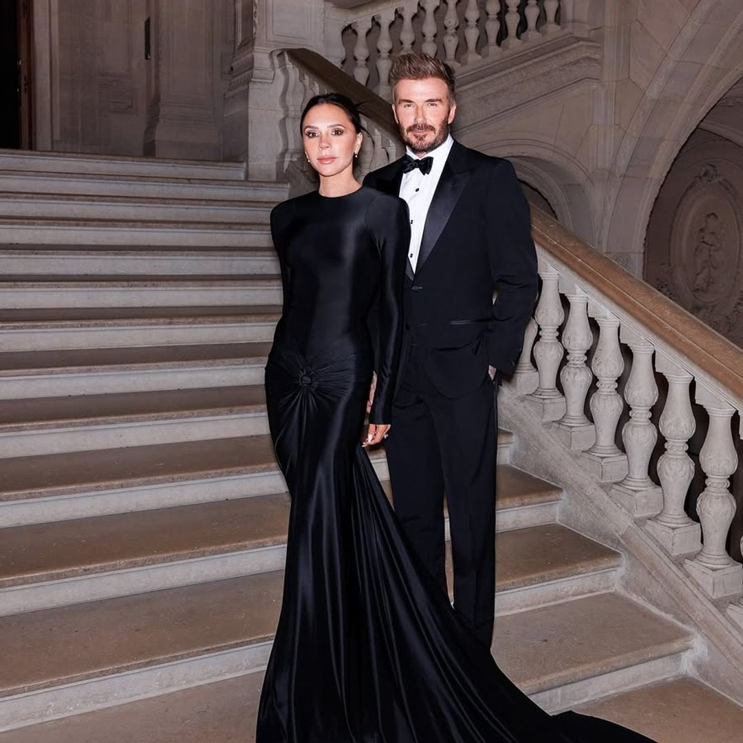 Victoria Beckham repite su vestido de invitada con truco en París: ¿por qué le gusta tanto?