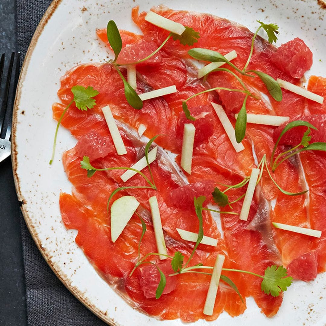 Carpaccio de salmón ahumado con manzana y cilantro