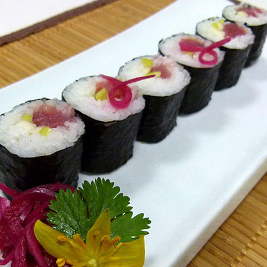 Maki de atún, manzana verde y cebolla morada encurtida