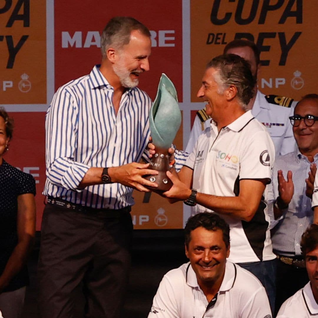 ¡Enhorabuena, campeones! Don Felipe entrega los trofeos de la Copa del Rey MAPFRE de vela