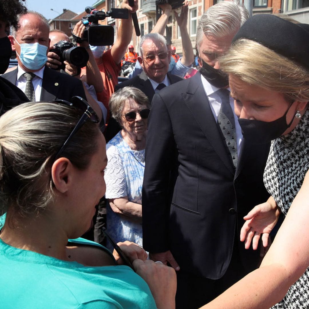 Felipe y Matilde de Bélgica, con los afectados por las trágicas riadas para mostrarles todo su apoyo