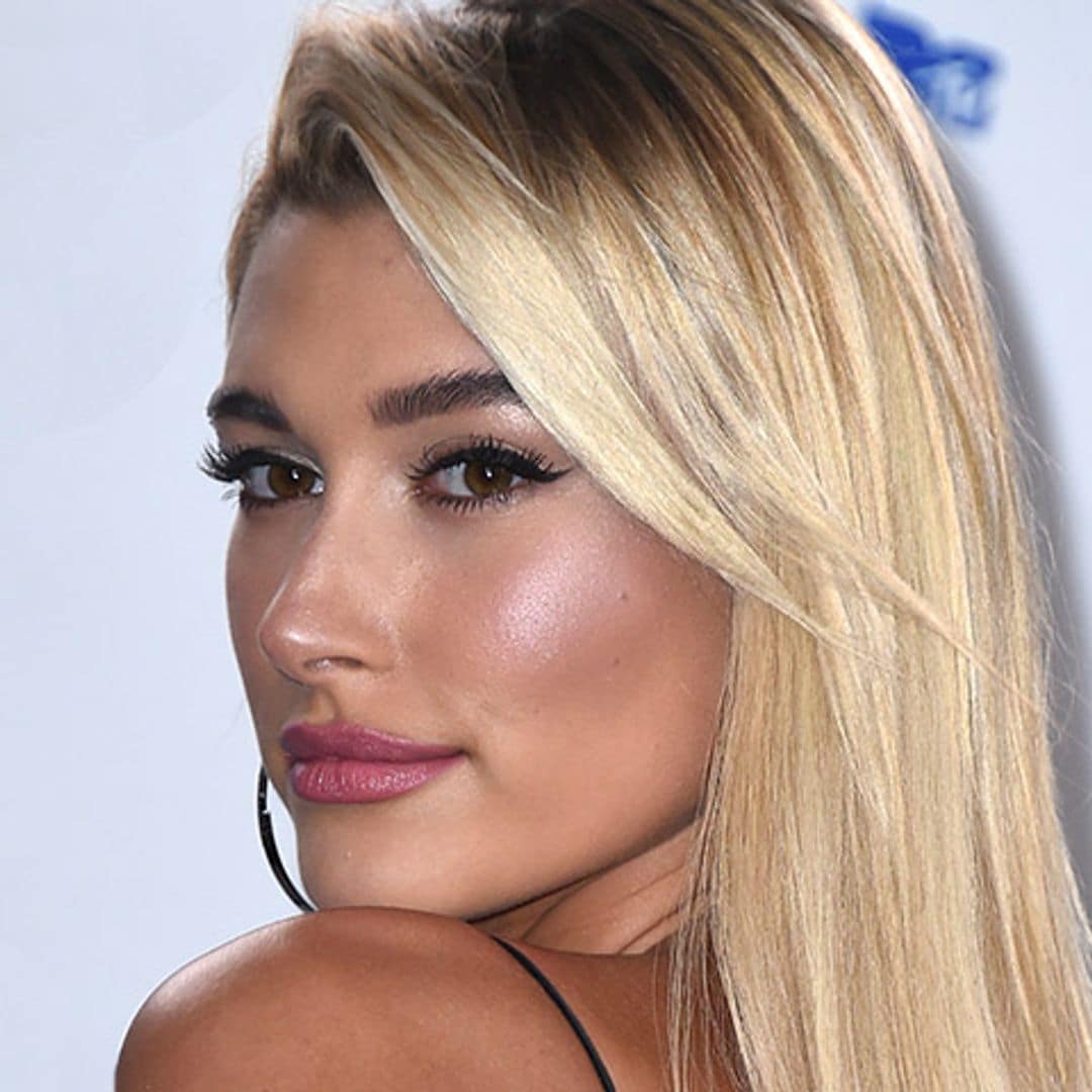 Hailey Baldwin, ‘choker’ y escotazo para una dama de honor ‘de negro’