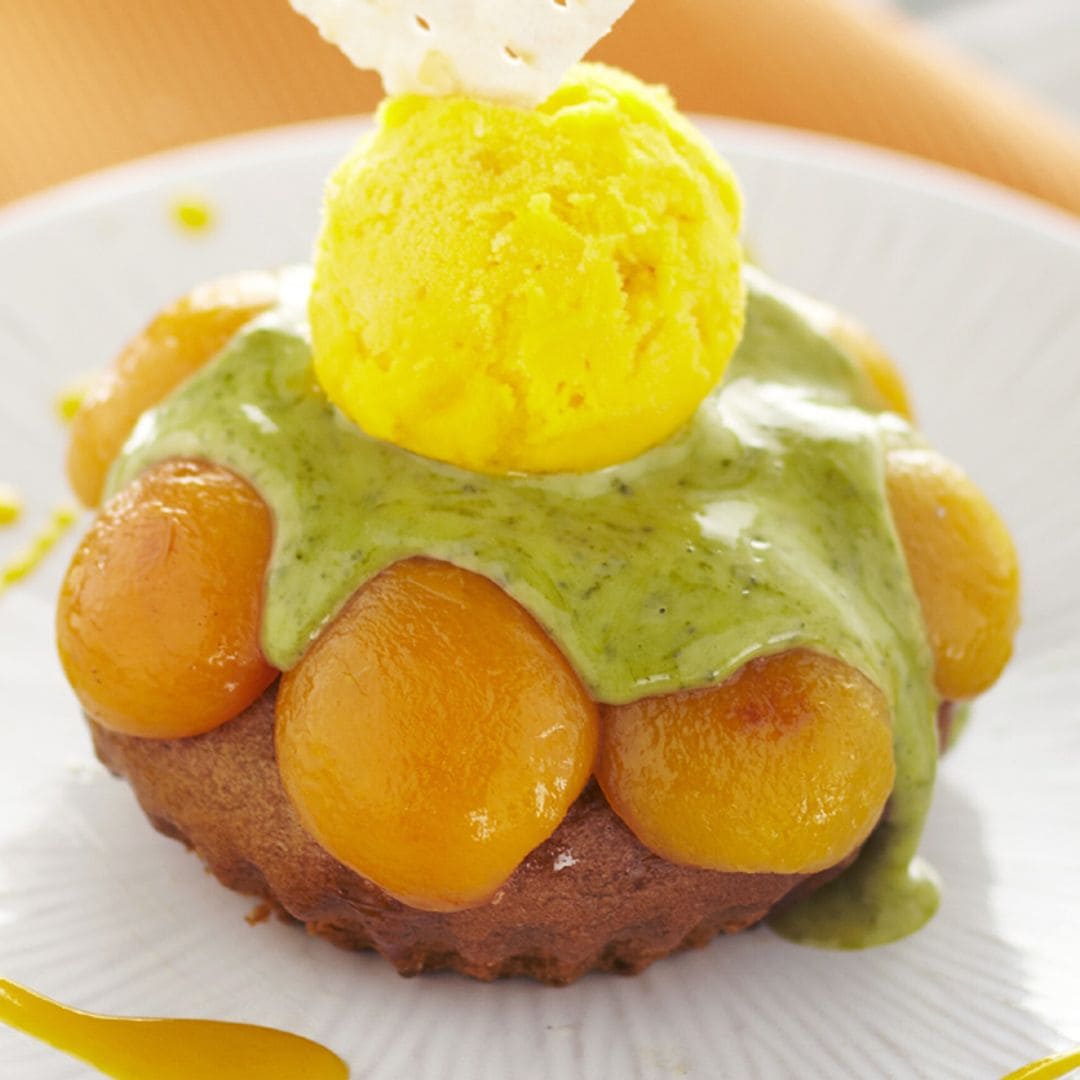 Postre de albaricoque, crema de pistacho y helado de mango