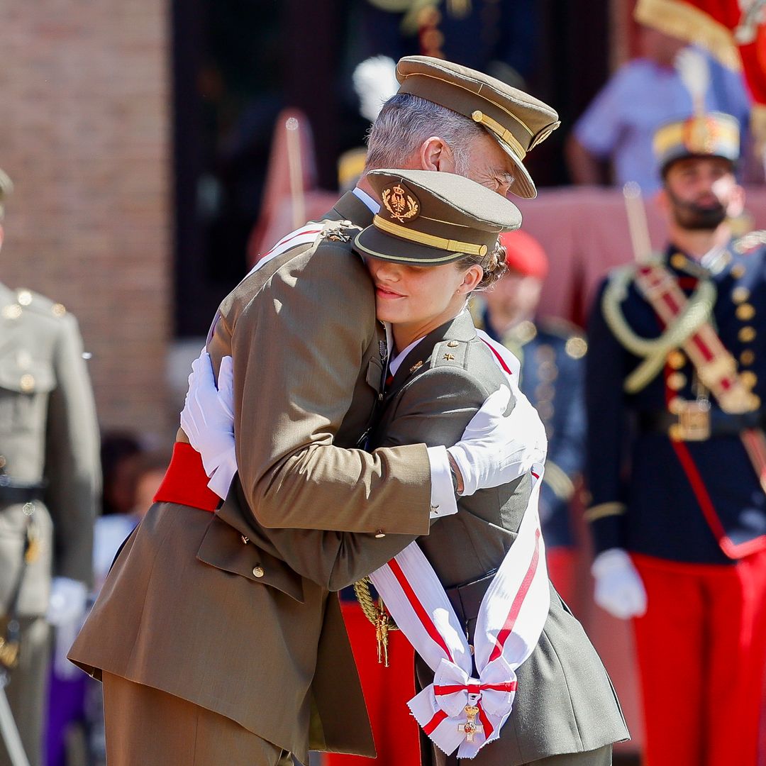 El rey Felipe y la princesa Leonor durante la entrega de los despachos de empleo en la academia general militar de Zaragoza, el 3 de julio de 2024