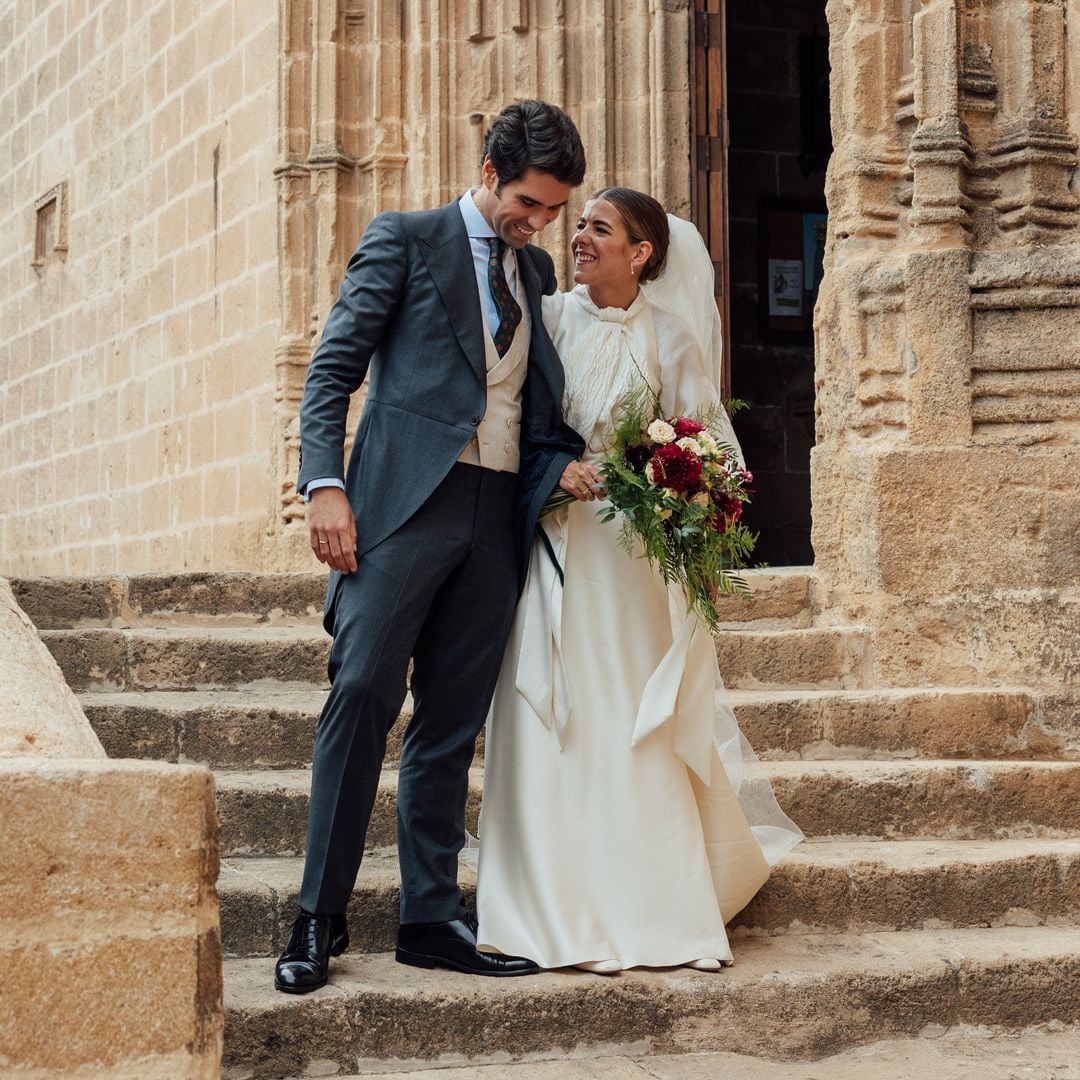 El vestido de novia con mangas abullonadas y lazadas que eligió Rosa para su boda en Jávea