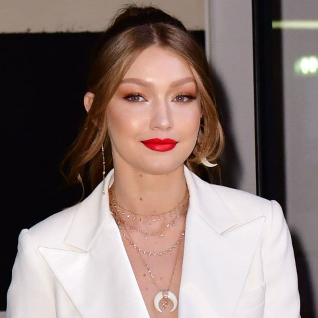 Lo dicen Gigi Hadid y Emma Stone: este otoño el traje será blanco