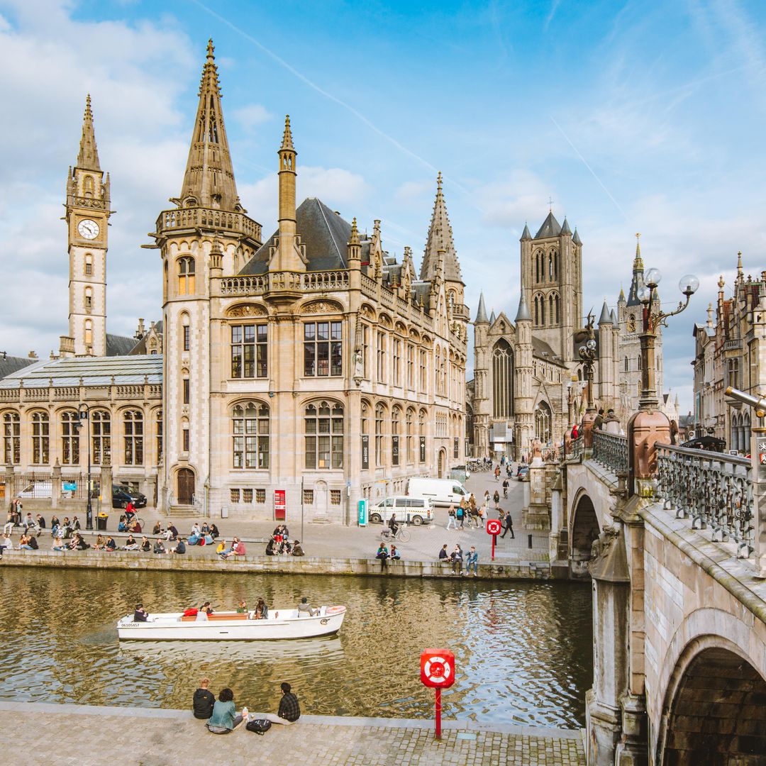 Panorámica del centro histórico de Gante con el río Leie, Flandes, Bélgica