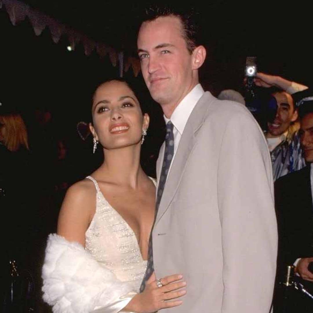 Salma Hayek le dedica un mensaje a Matthew Perry en el que hubiera sido su cumpleaños