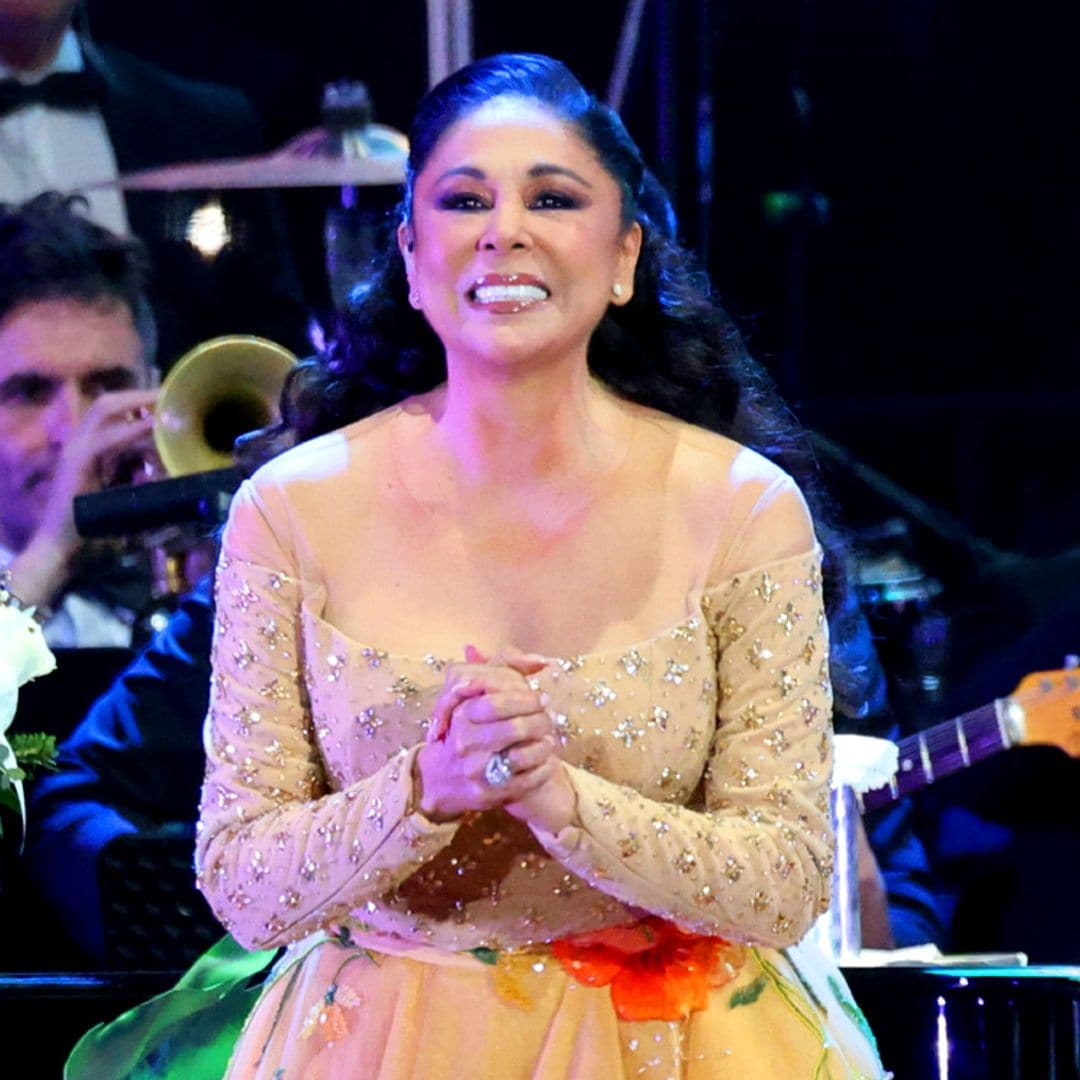 Isabel Pantoja, pletórica y emocionada, despide el año a lo grande en su concierto de Barcelona