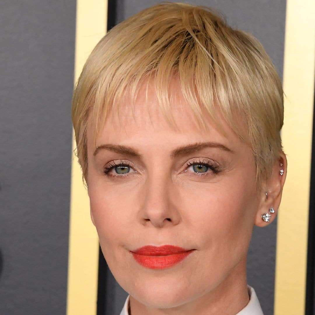 Charlize Theron vs Renée Zellweger: dos looks de invitada perfecta con camisa blanca