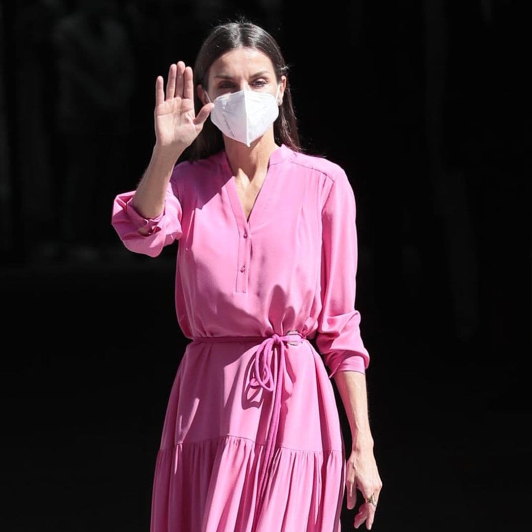 En color rosa y corte 'oversize', el nuevo vestido de la Reina con el que arriesga y gana