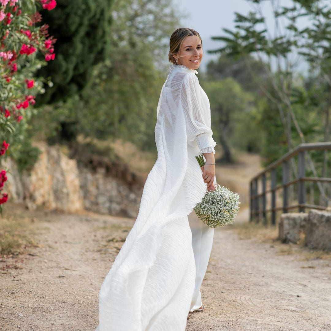 La elección de Lidón para su boda en Xátiva: un vestido de novia con escote 'halter' y capa