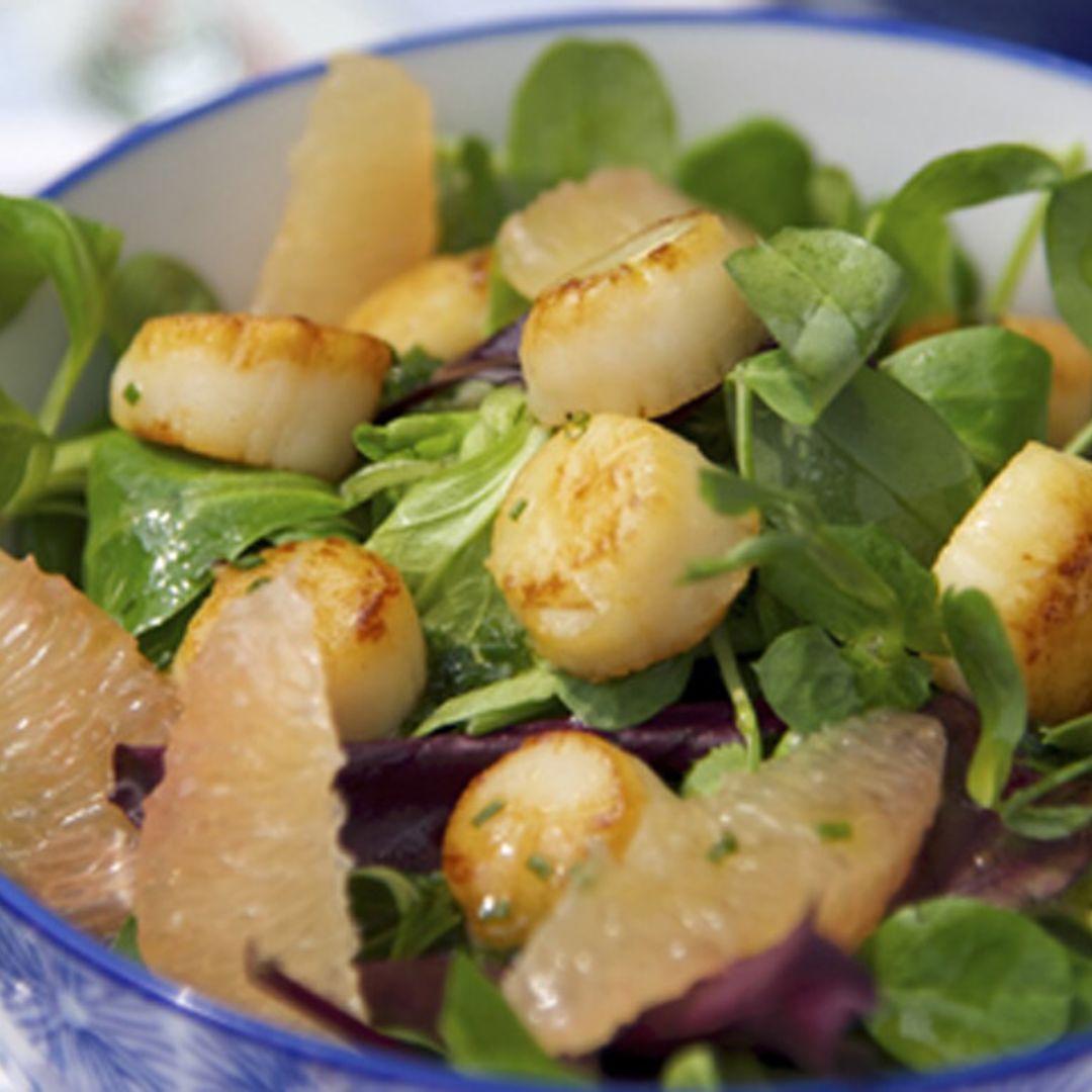 Ensalada de vieiras, canónigos y pomelo