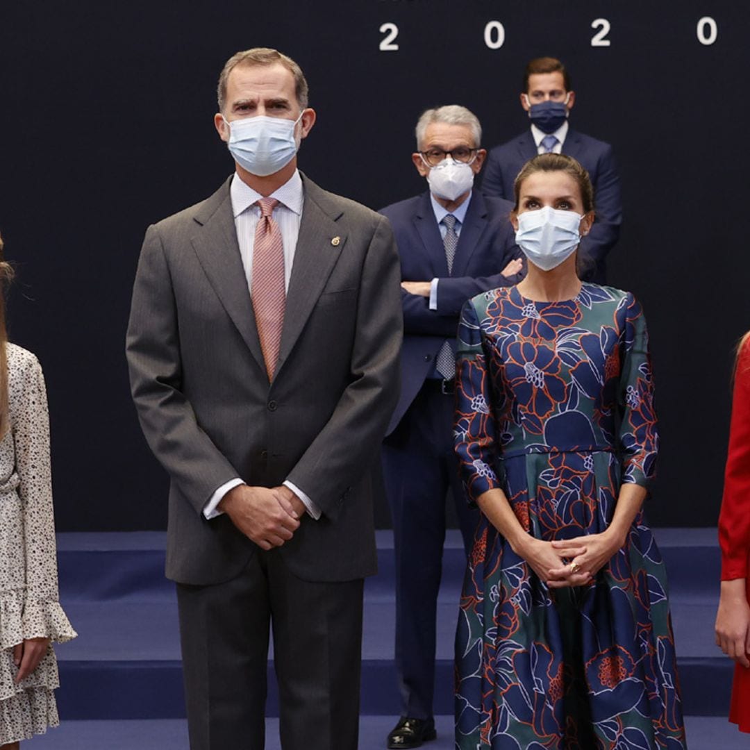 Los Reyes y sus hijas reciben a los homenajeados en los Premios Princesa de Asturias con la mano en el corazón