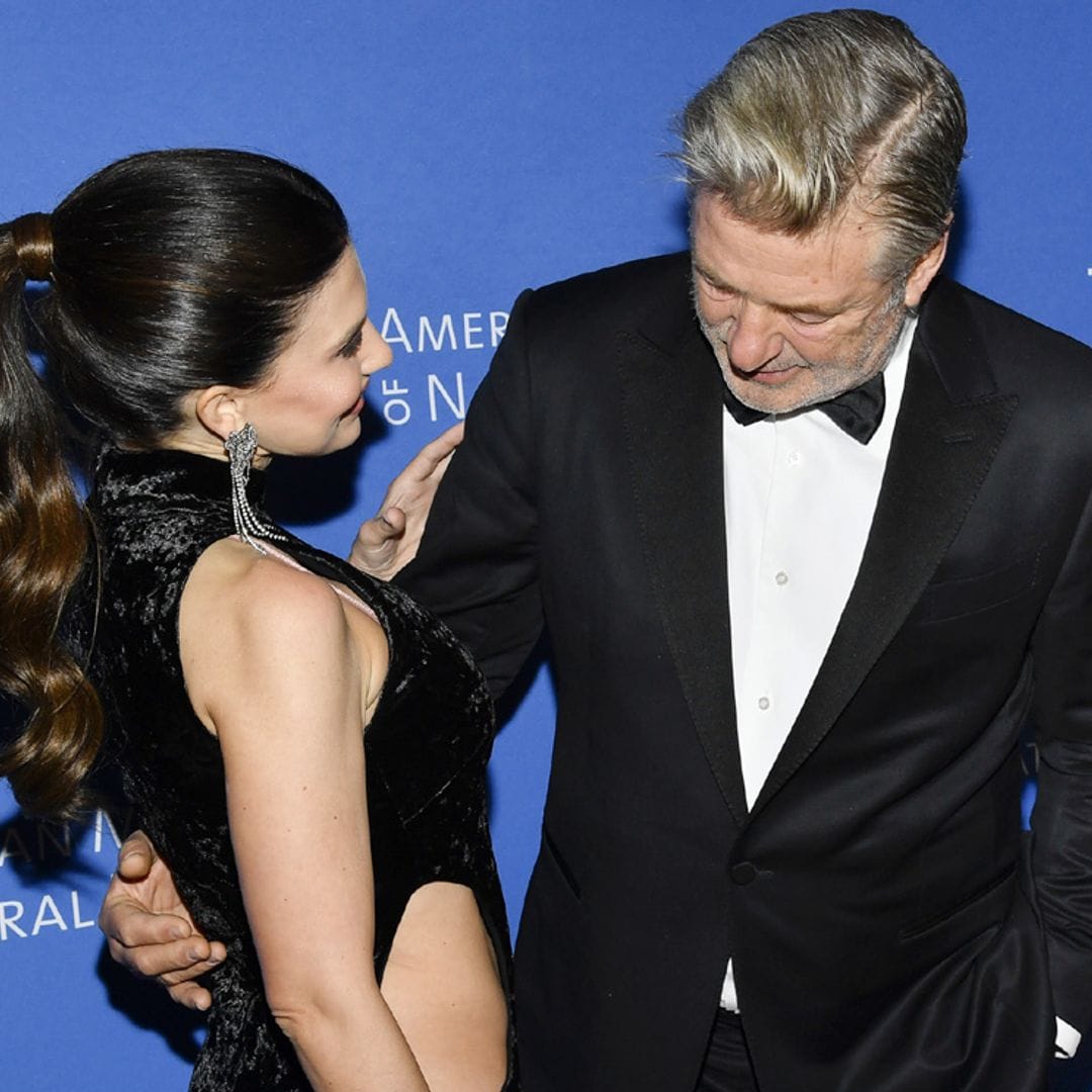 Alec Baldwin, sin palabras al ver el sugerente vestido de su mujer