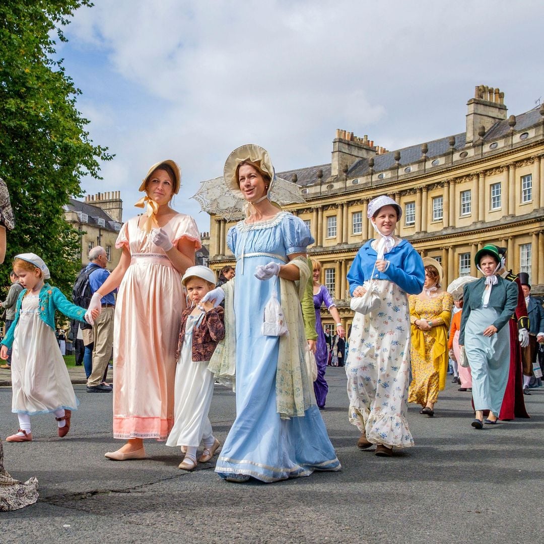 Admiradores de Jane Austen participan en el  famoso paseo con trajes de la Regencia alrededor del Circus de Bath.