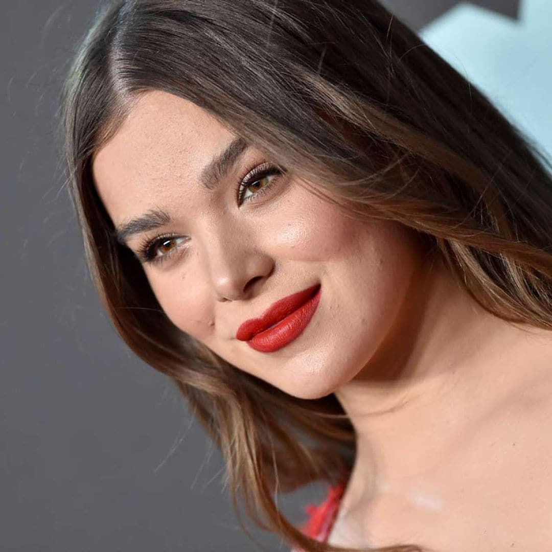 Si te gustó el vestuario de 'Los Bridgerton', tienes que ver este look con mensaje de Hailee Steinfeld