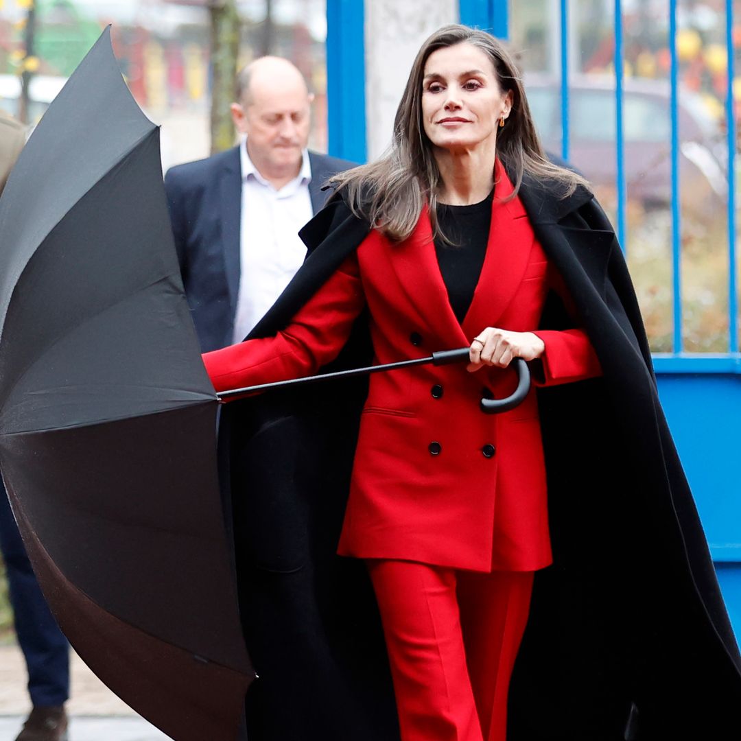 La reina Letizia desafía la lluvia en Madrid con un look cómodo y lleno de estilo