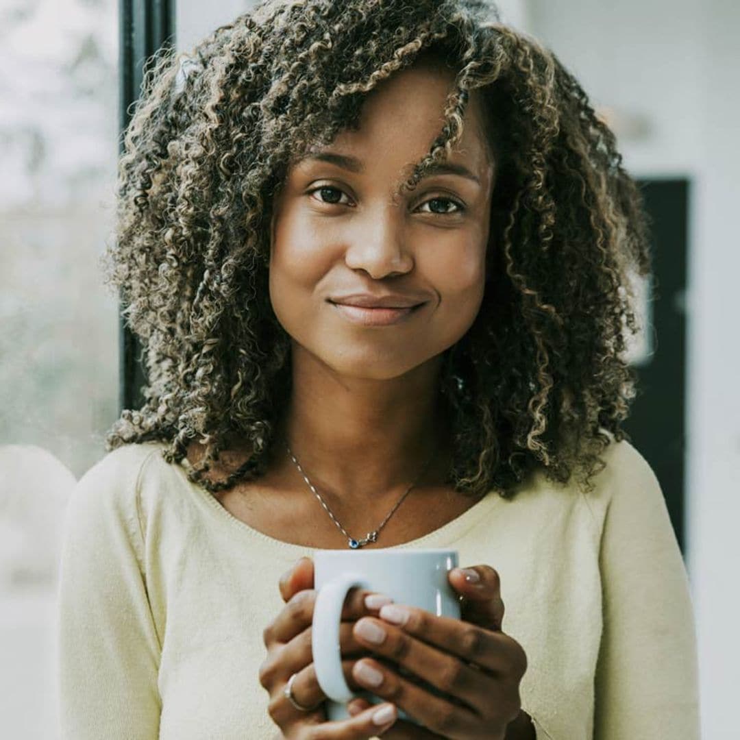 chica negra taza