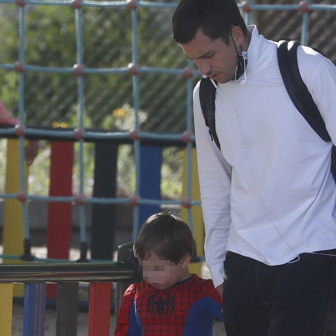 Benji Aparicio, tarde de parque junto a su hijo tras saberse que será padre de nuevo con Laura Matamoros