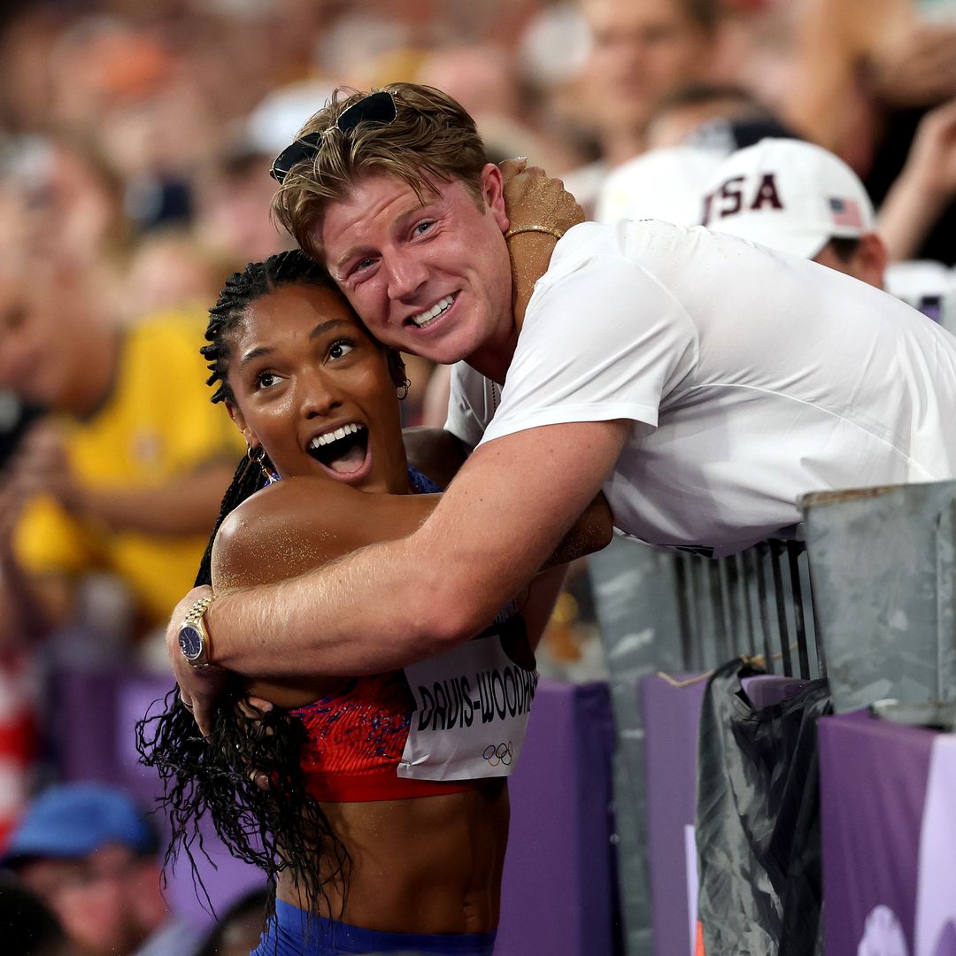 Hunter Woodhall se prepara para los Juegos Paralímpicos tras la medalla conseguida por su chica, Tara Davis-Woodhall