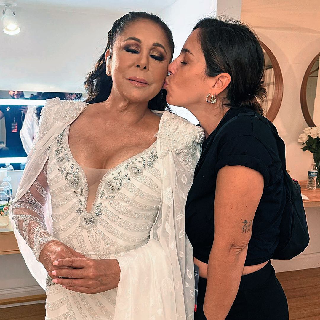 Anabel Pantoja dándole un beso a su tía, Isabel