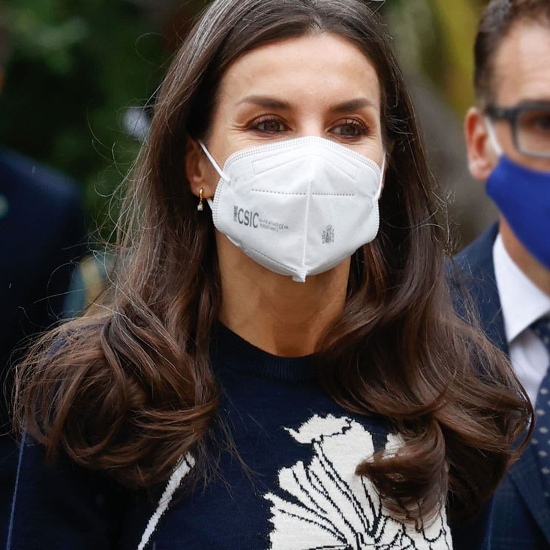 La Reina se adelanta a la primavera con un vestido de punto y flores 'arty'