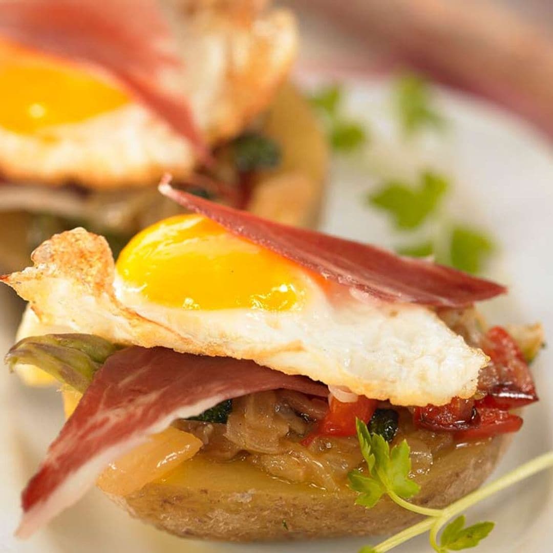 Patatas rellenas de pisto con huevo frito y jamón ibérico