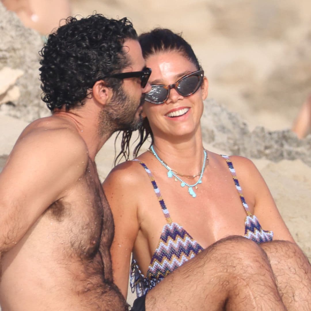 Juana Acosta presume de tipazo y de amor con su chico en las playas de Ibiza