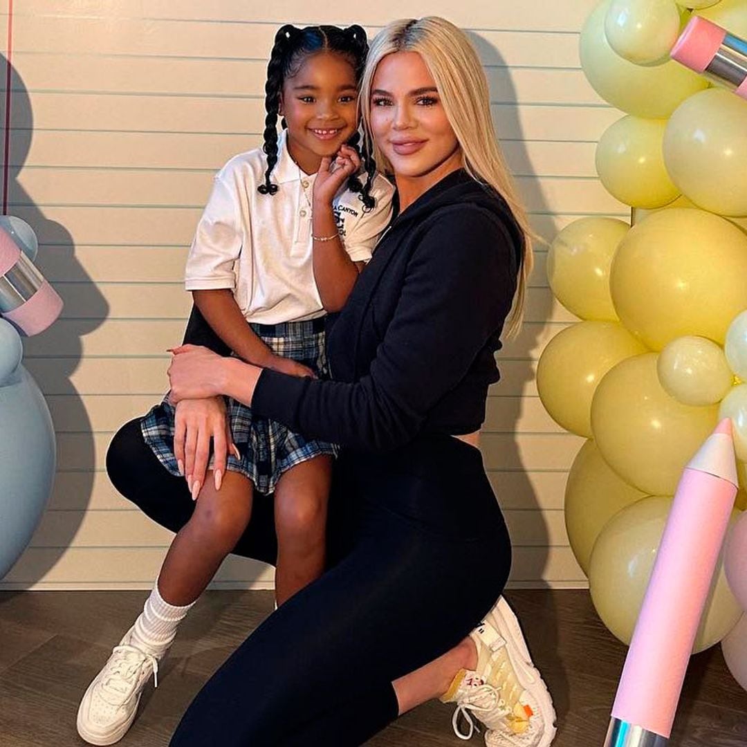 Khloé Kardashian muestra lo mucho que ha crecido True en su primer día de clases