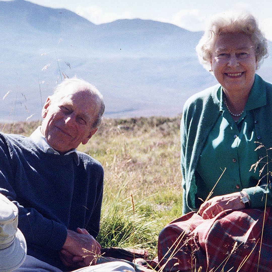 Isabel II comparte una romántica fotografía inédita con el duque de Edimburgo horas antes del funeral