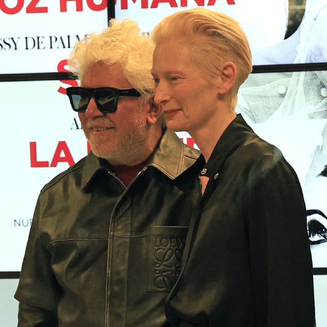 Tilda Swinton, tarde de teatro en Madrid junto a Pedro Almodóvar y sus chicas