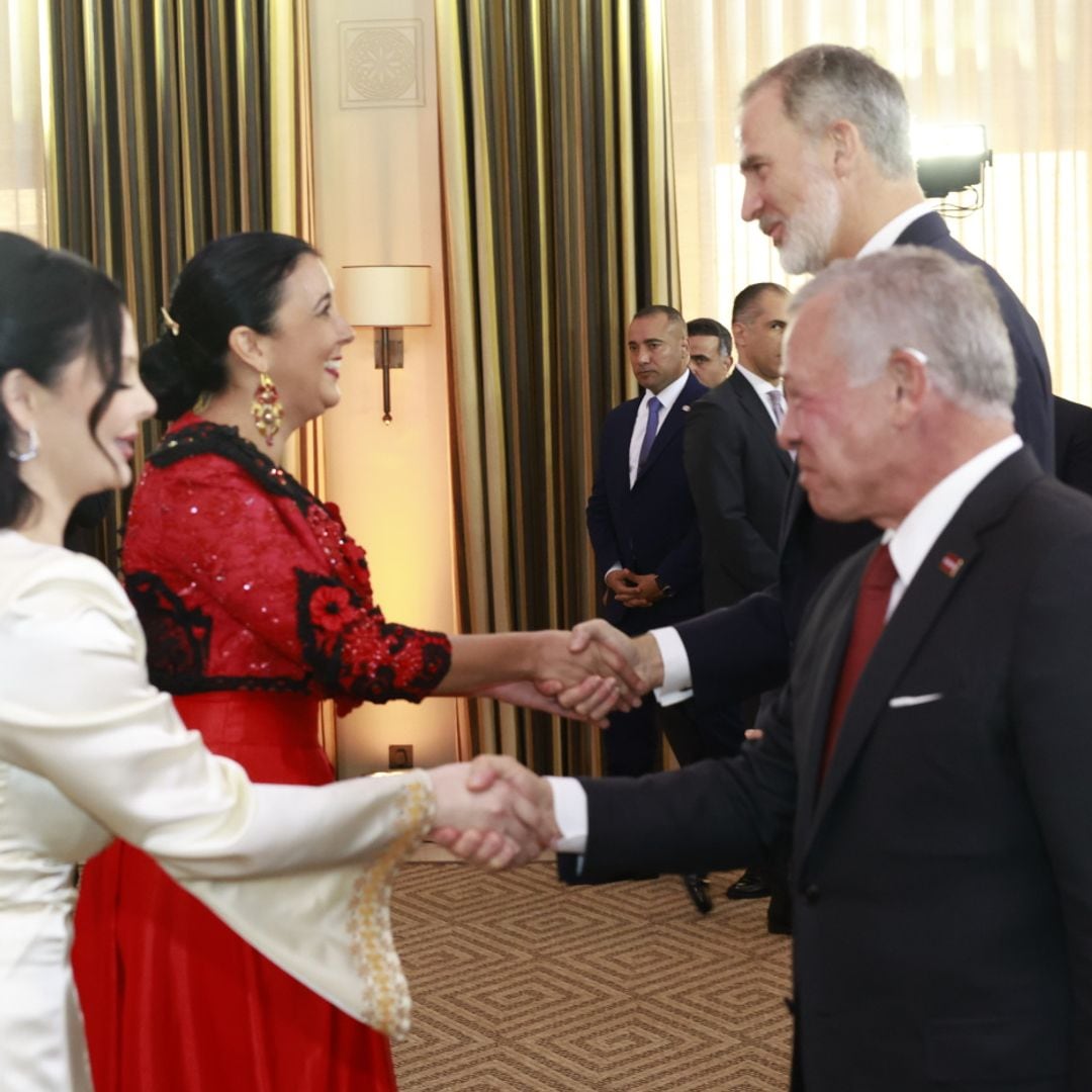 El cálido recibimiento a Felipe VI del rey Abdalá y el príncipe Hussein en Palacio con una actuación de acento español