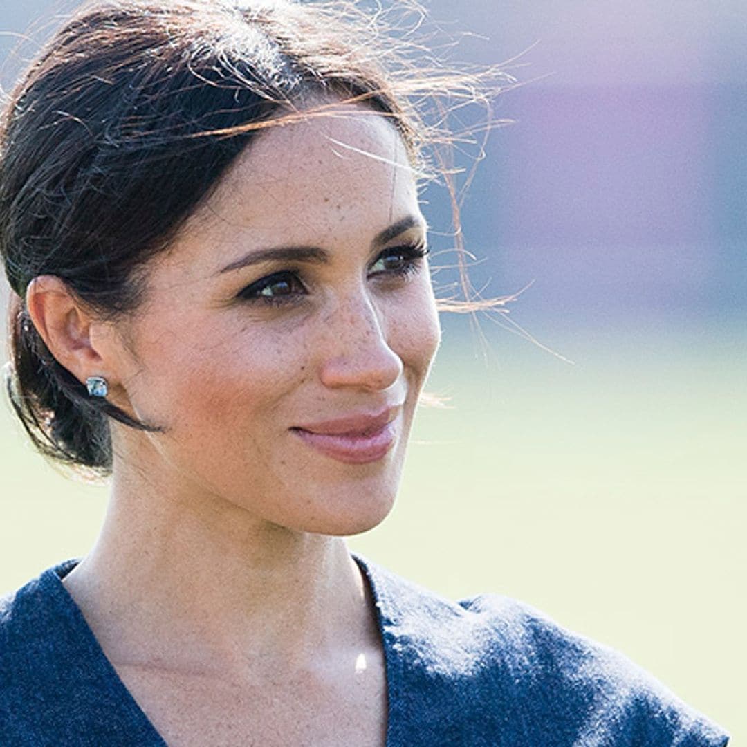 Meghan Markle ilumina su piel con un producto que todas llevamos en el bolso