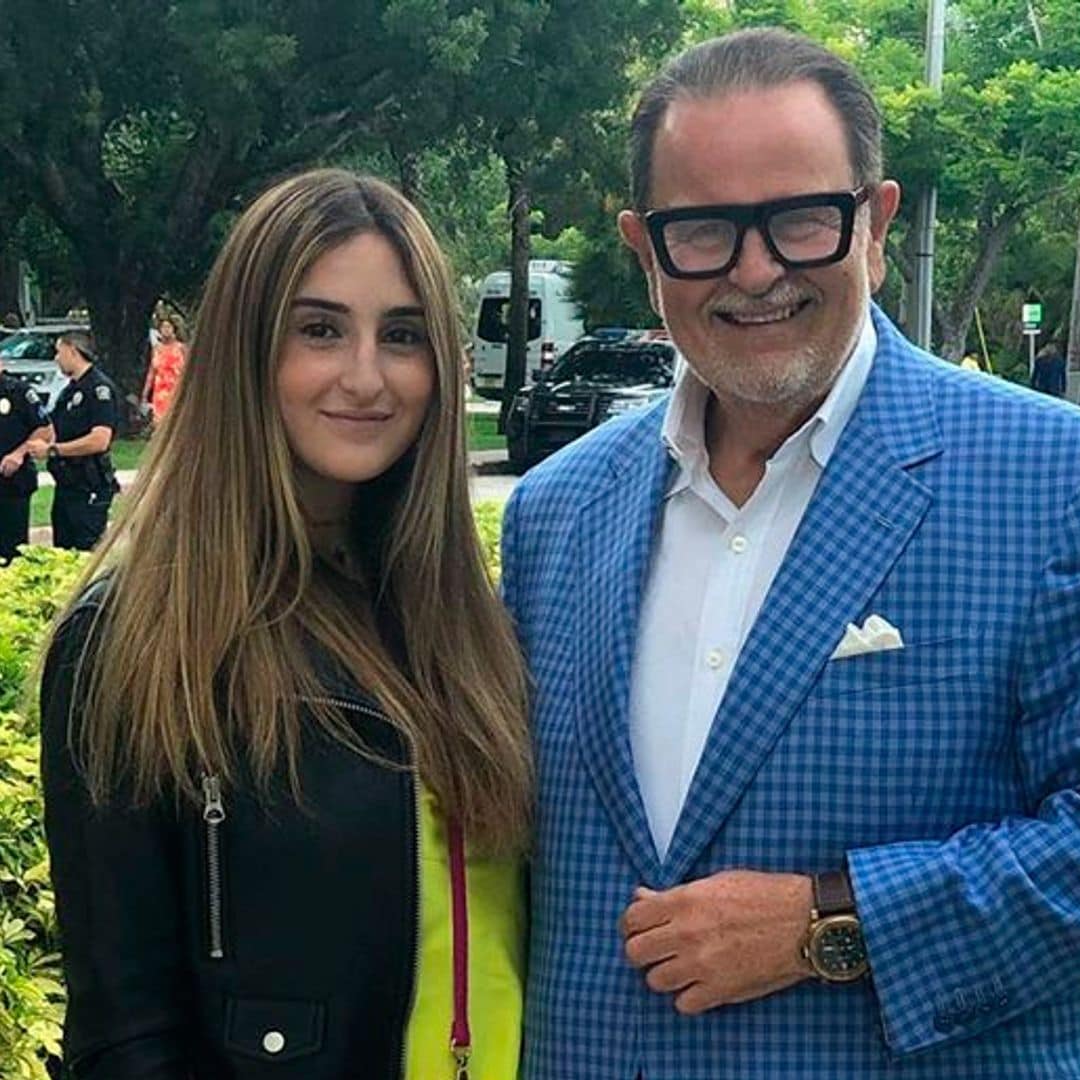 Raúl de Molina y su esposa ayudan a su hija Mia en su regreso a clases en la universidad