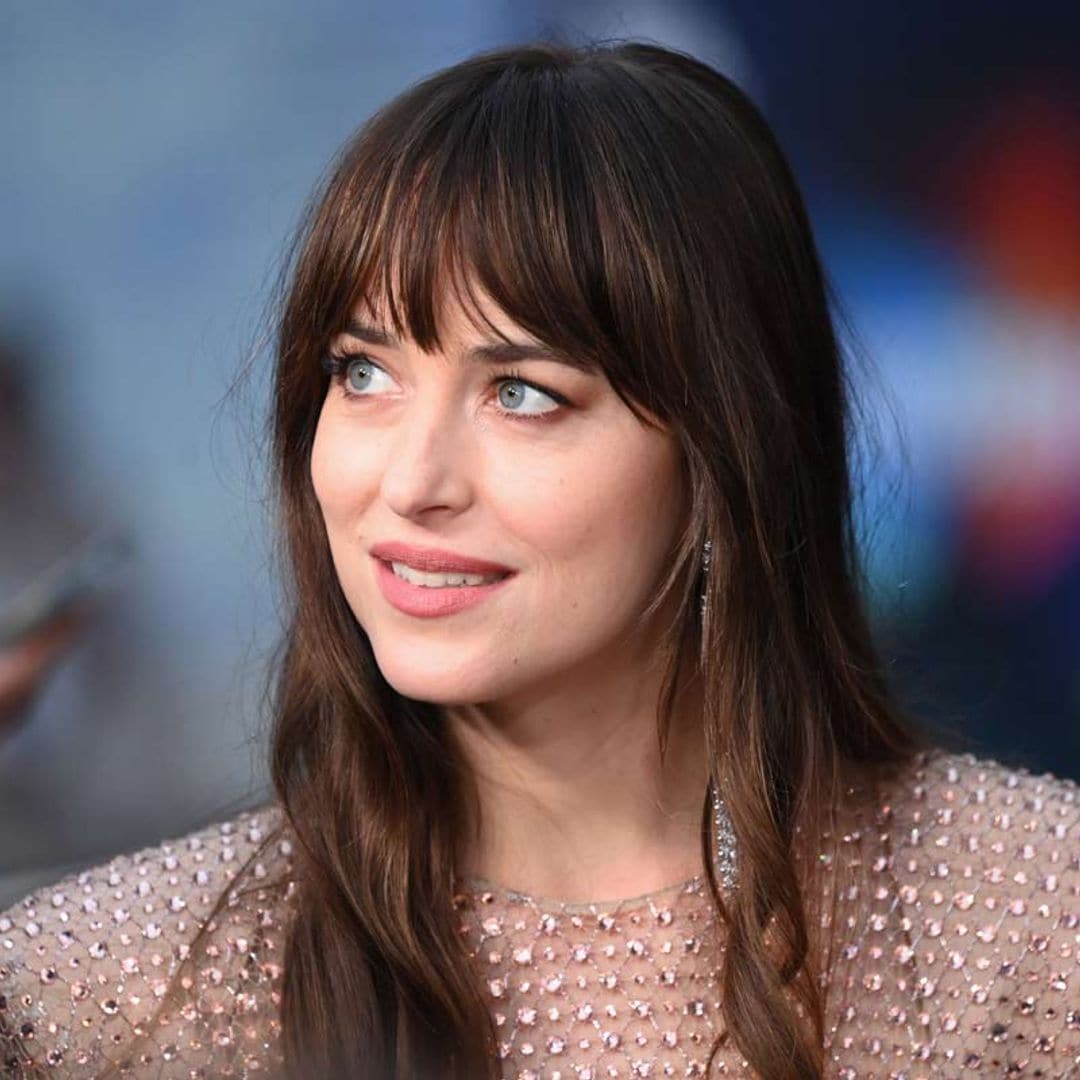 Si buscas un look de invitada diferente, no te puedes perder el 'vestido-joya' de Dakota Johnson