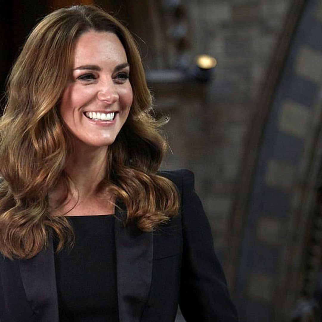 El look de gala de Kate Middleton con esmoquin y pendientes de perlas por once euros