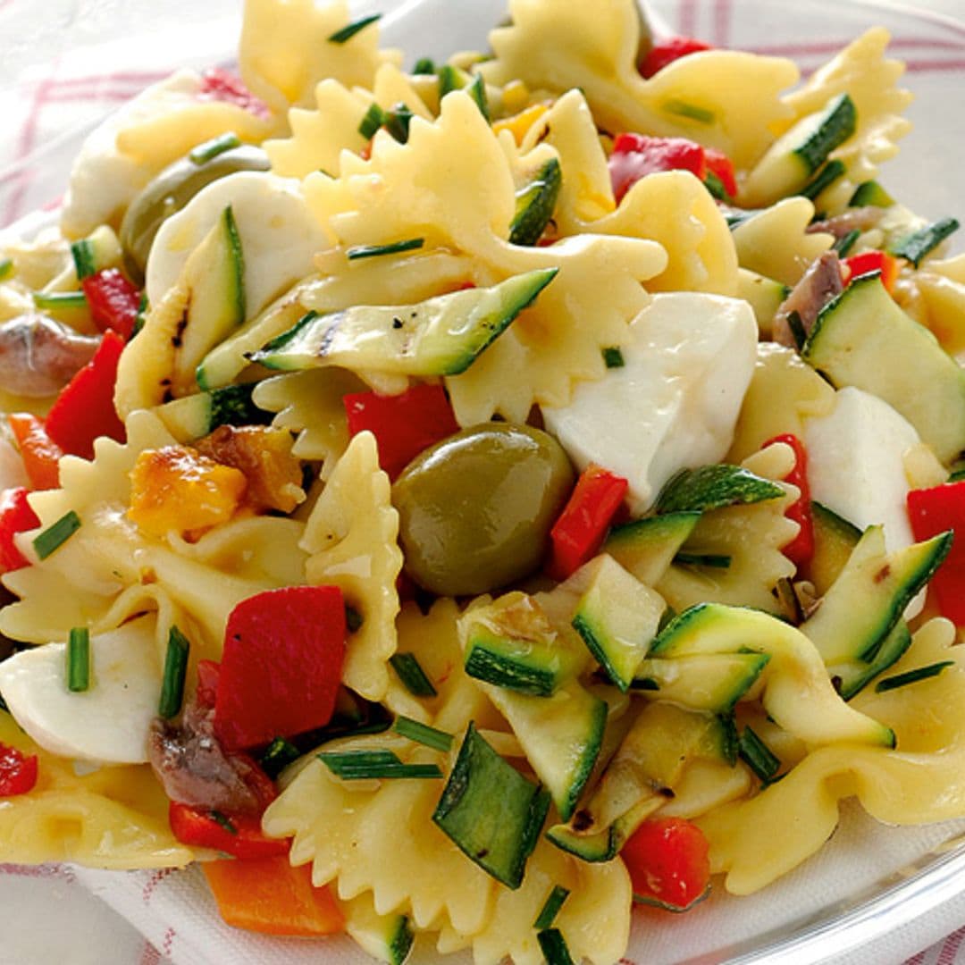 Ensalada de pasta templada con verduras y mozzarella