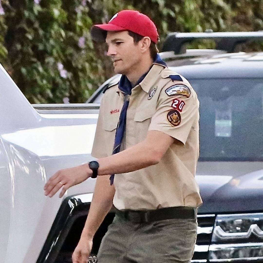 Ashton Kutcher entrando en un coche